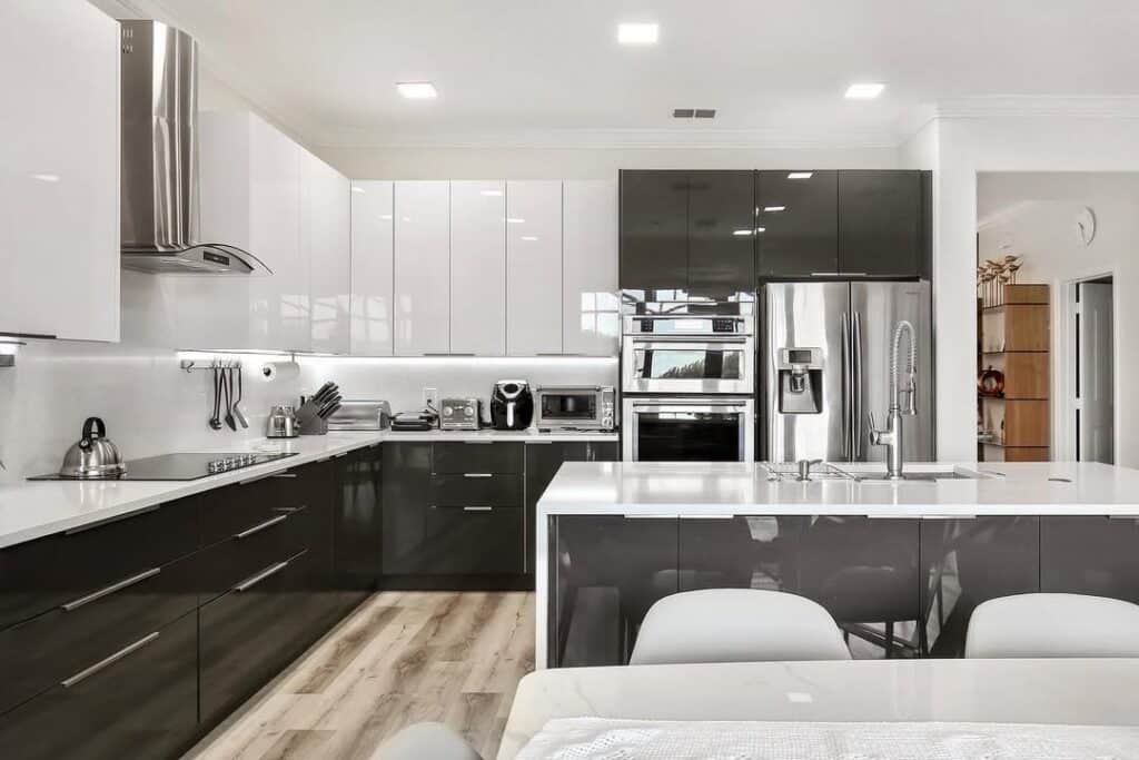 Black Cabinets in a High Gloss Finish
