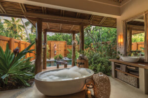 25 Refreshing and Luxurious Outdoor Shower Ideas