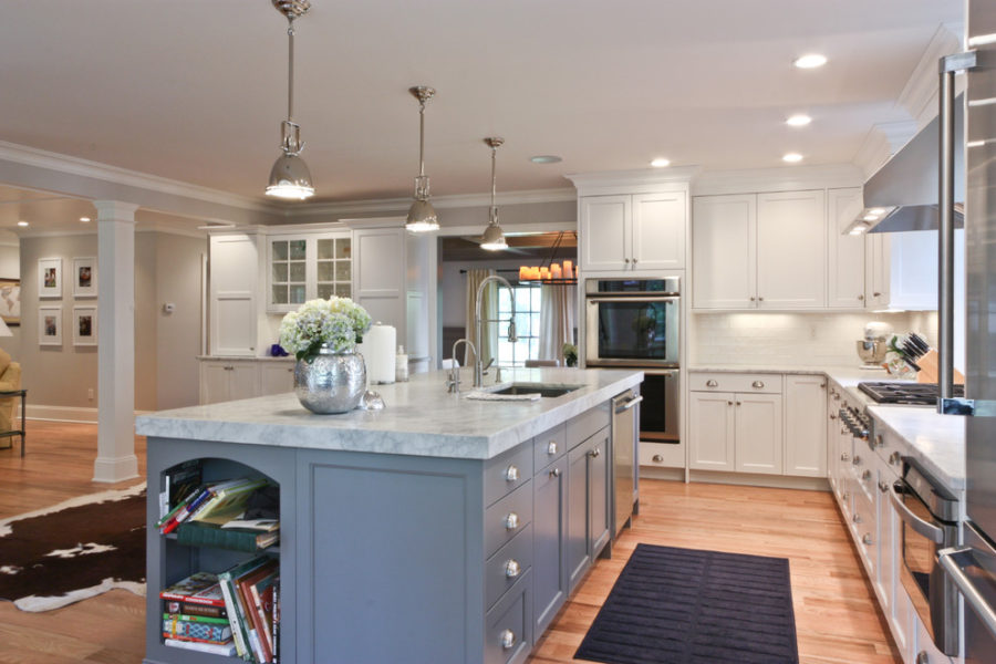 Dark-white-marble-kitchen-countertop-on-a-large-grey-island