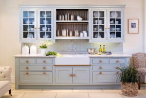 25 Trendy Ways to Add a Classic Plate Rack to Your Kitchen