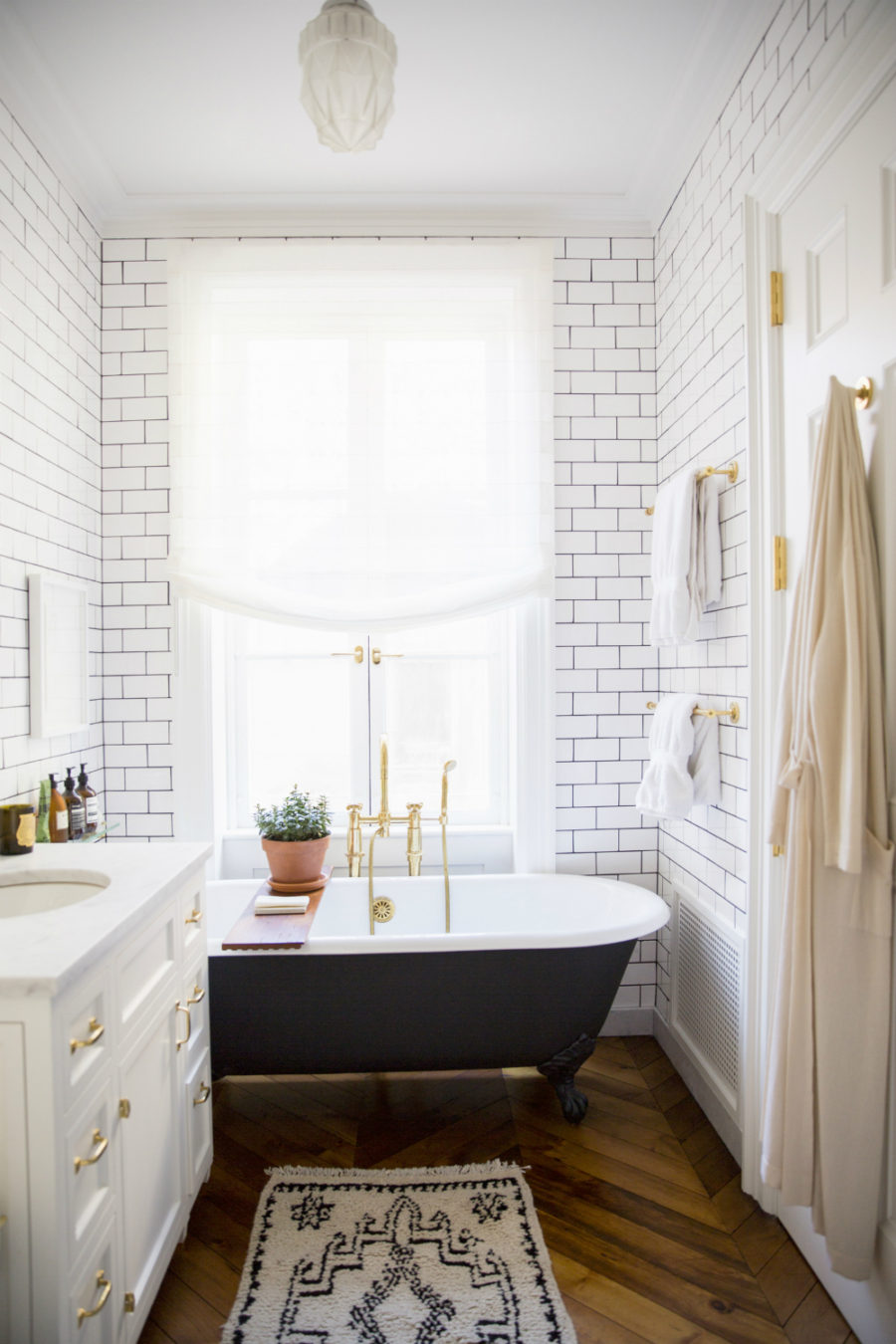 Stylish small bath design
