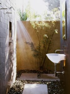 25 Refreshing and Luxurious Outdoor Shower Ideas