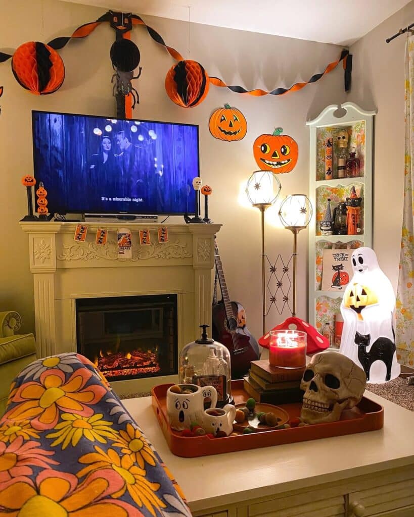 Kitsch 1970s Halloween Den
