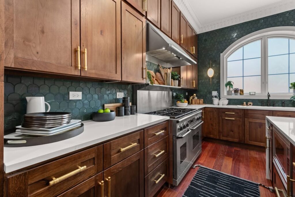 Hickory Cabinetry Bold Backsplash