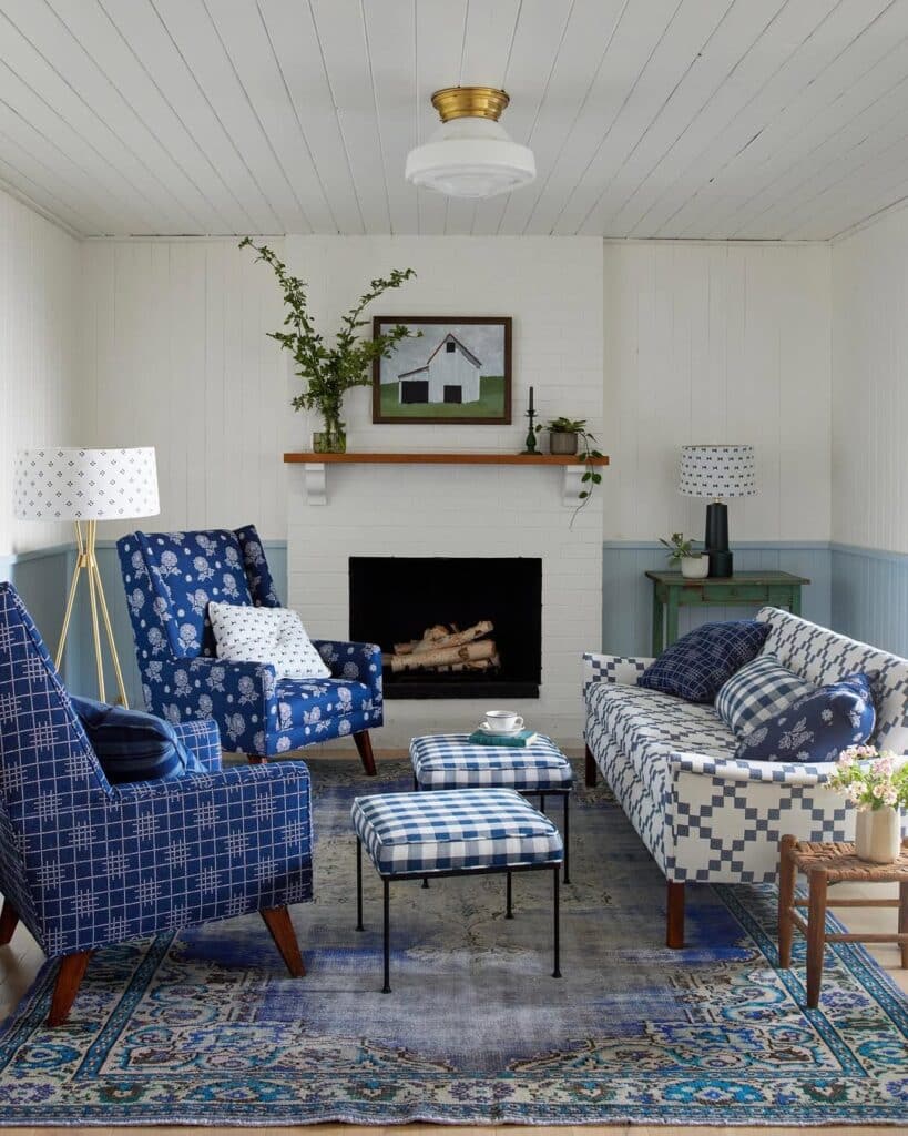 Compact White and Blue Patterned Nook
