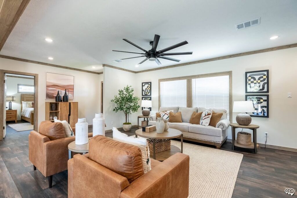 Mobile Lounge with Modern Style and a Warm Leather Accent