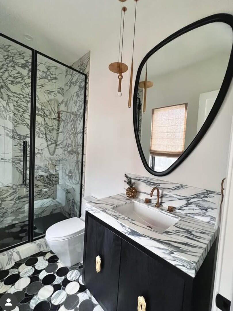Modern Bathroom with a Contrasting Black Marble Vanity