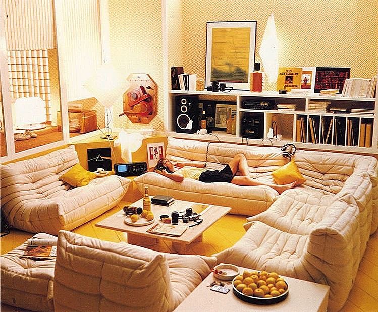 Modular Low-Slung Stereo Lounge