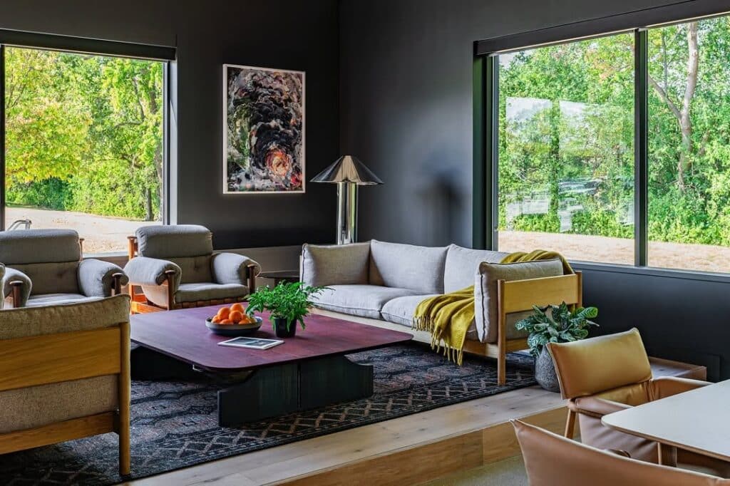 Moody Nordic Wood Lounge