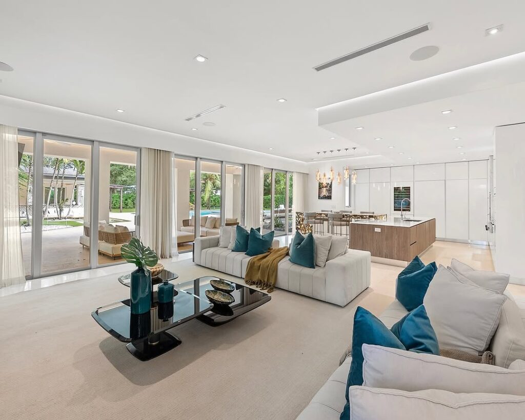 Panoramic Indoor Outdoor Living Room
