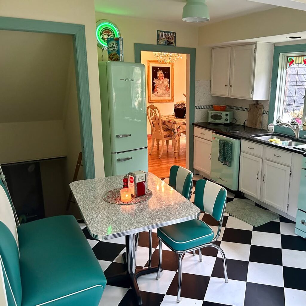 Retro Diner Seating for Kitchens