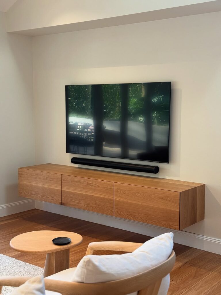 Seamless Oak Stand in Warm Minimalism