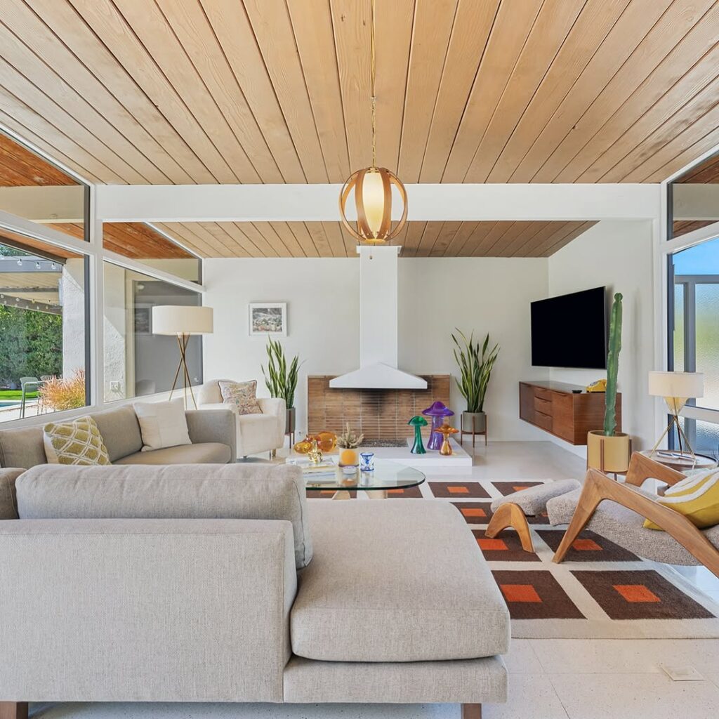 Sunlit Midcentury Indoor-Outdoor Lounge