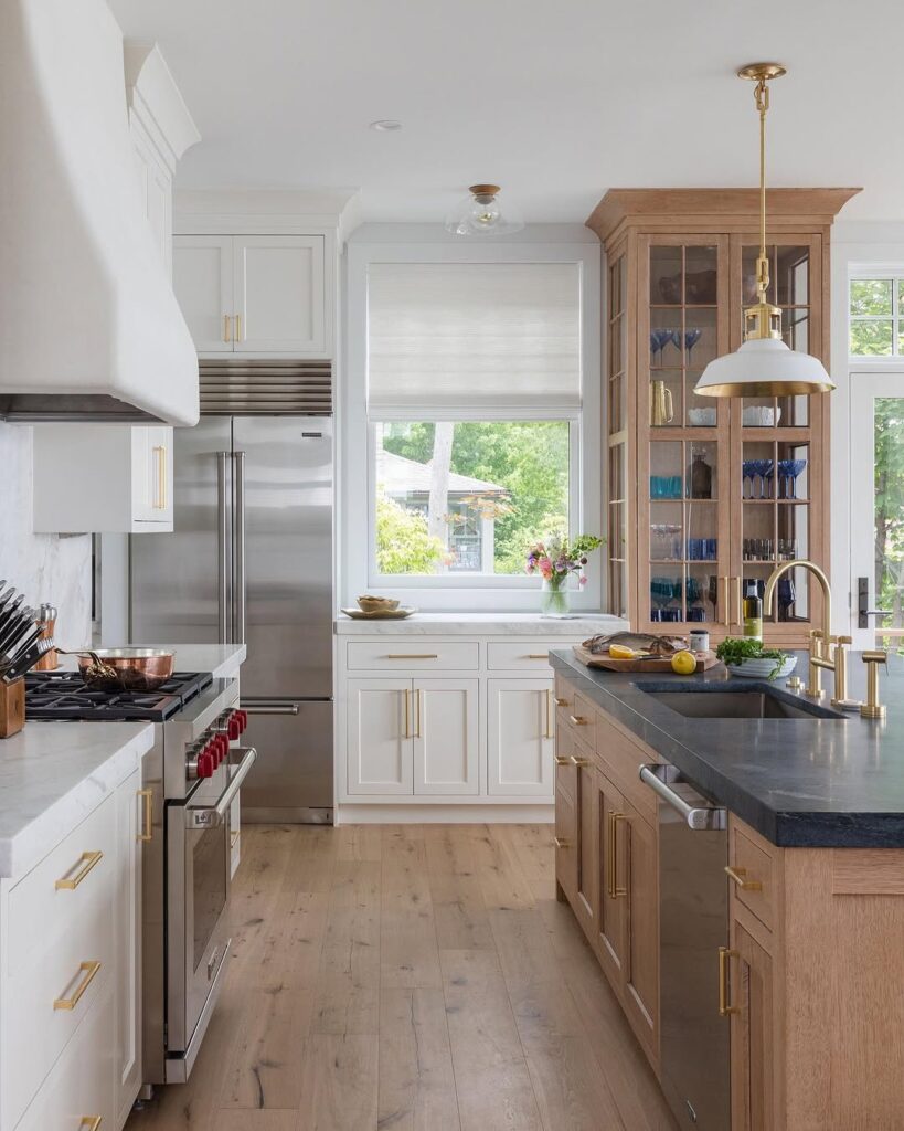 Sunlit Oak Accents in a Coastal Kitchen